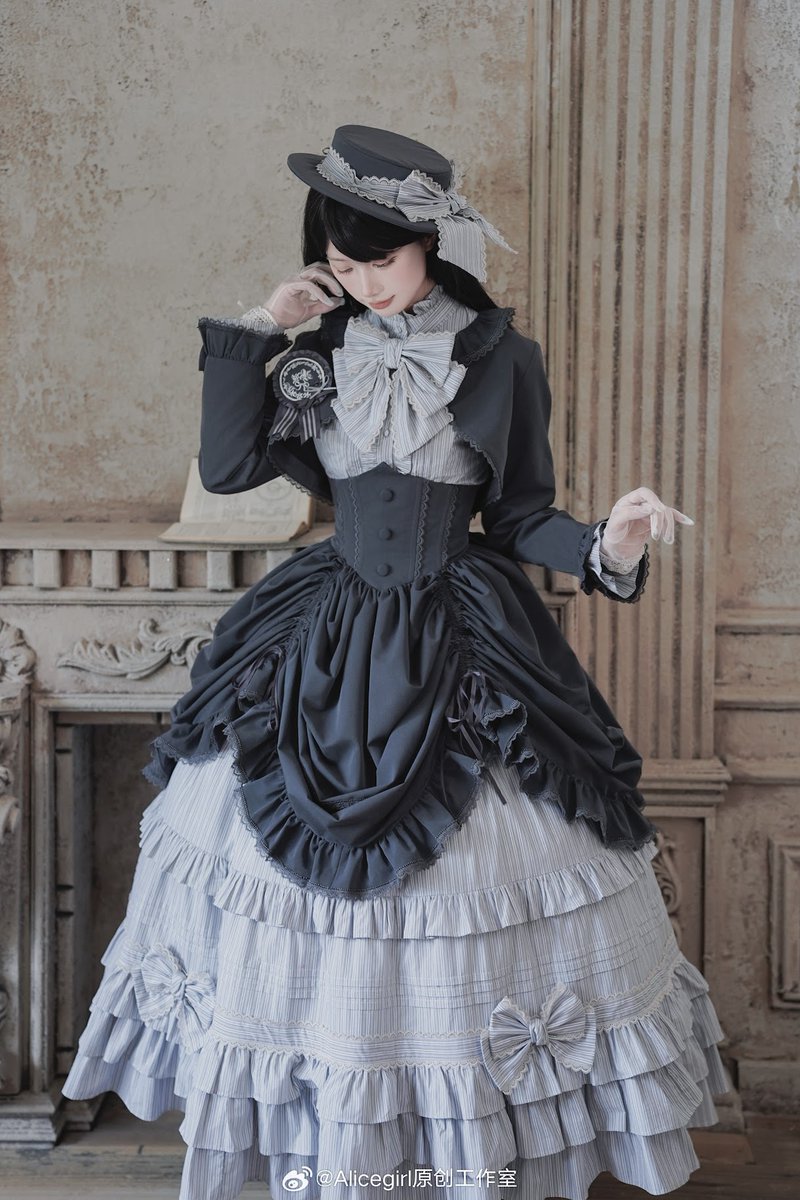 霧の都を歩く貴婦人のような、知性と美しさを纏うグレー 甘さを抑え