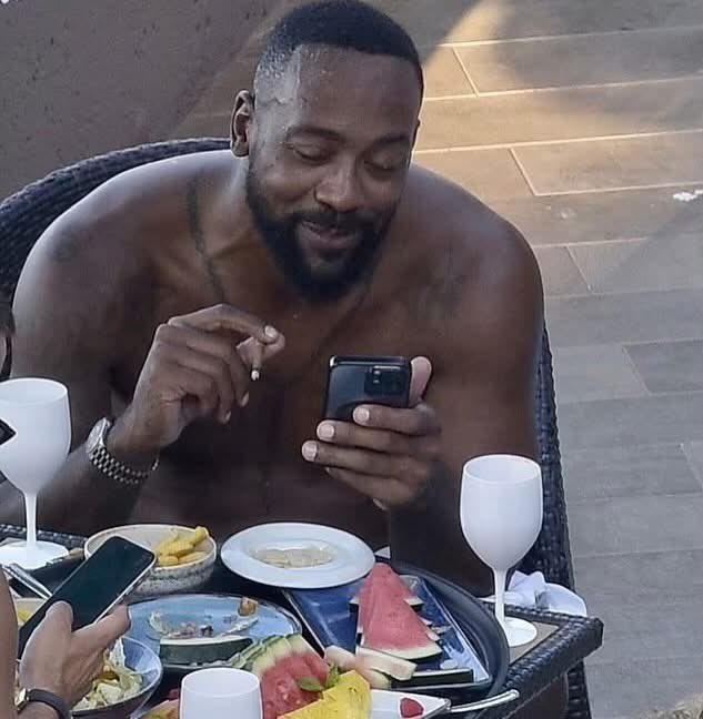 Nada como empezar el dia con un buen desayuno 😋 el hijo de Michel Jordan si cuida bien su alimentacion 🤣 frutita cereal y un buen periquito en las meras rockas