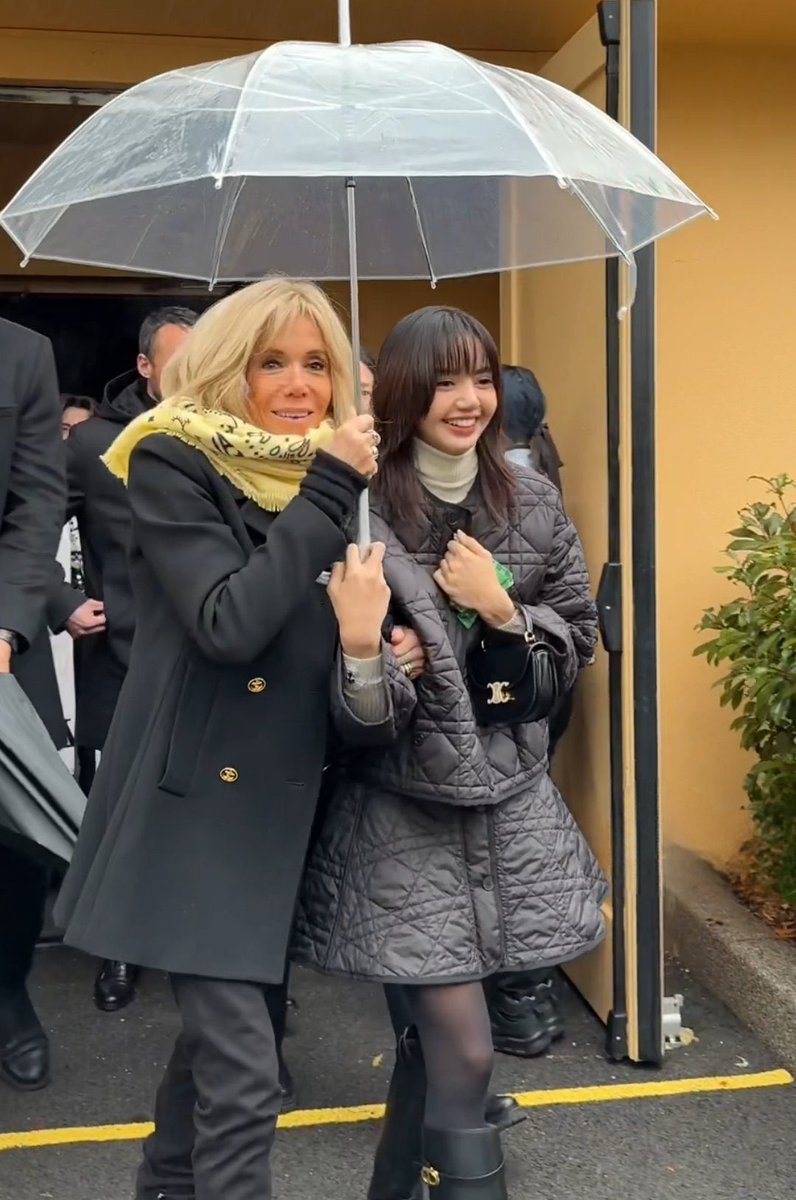FAT_Peterrr's tweet photo. When even the First Lady of #France is out here being soft for Lisa 🥹
No global news needed, influence speaks for itself 😌✨

#FirstLadyEnergy #LisaEffect #SoftPower #GlobalIcon #FranceApproved #ThaiSoftPower🇹🇭✨#LALISA https://t.co/lPC4kr0oLg