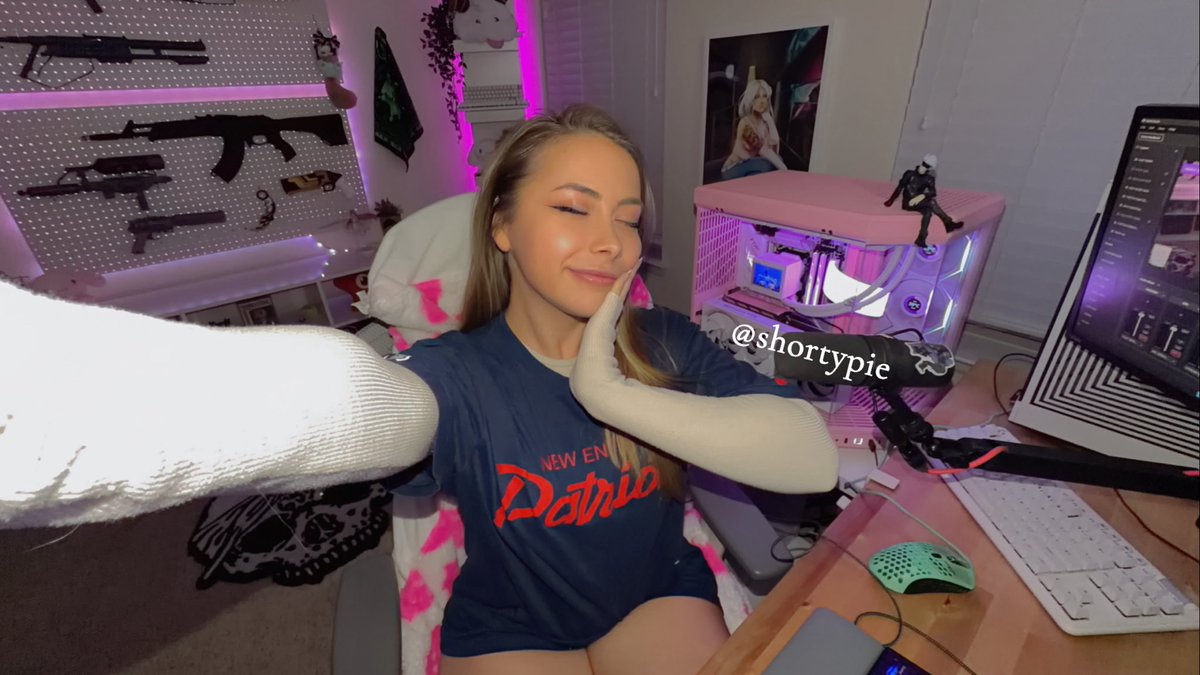 SHORTYPlE's tweet photo. Live!!! // late night chill games w/ friends 

https://t.co/JxX0JYeMA7 
https://t.co/AV4Q2X4oAL https://t.co/A6jhQL7pIJ