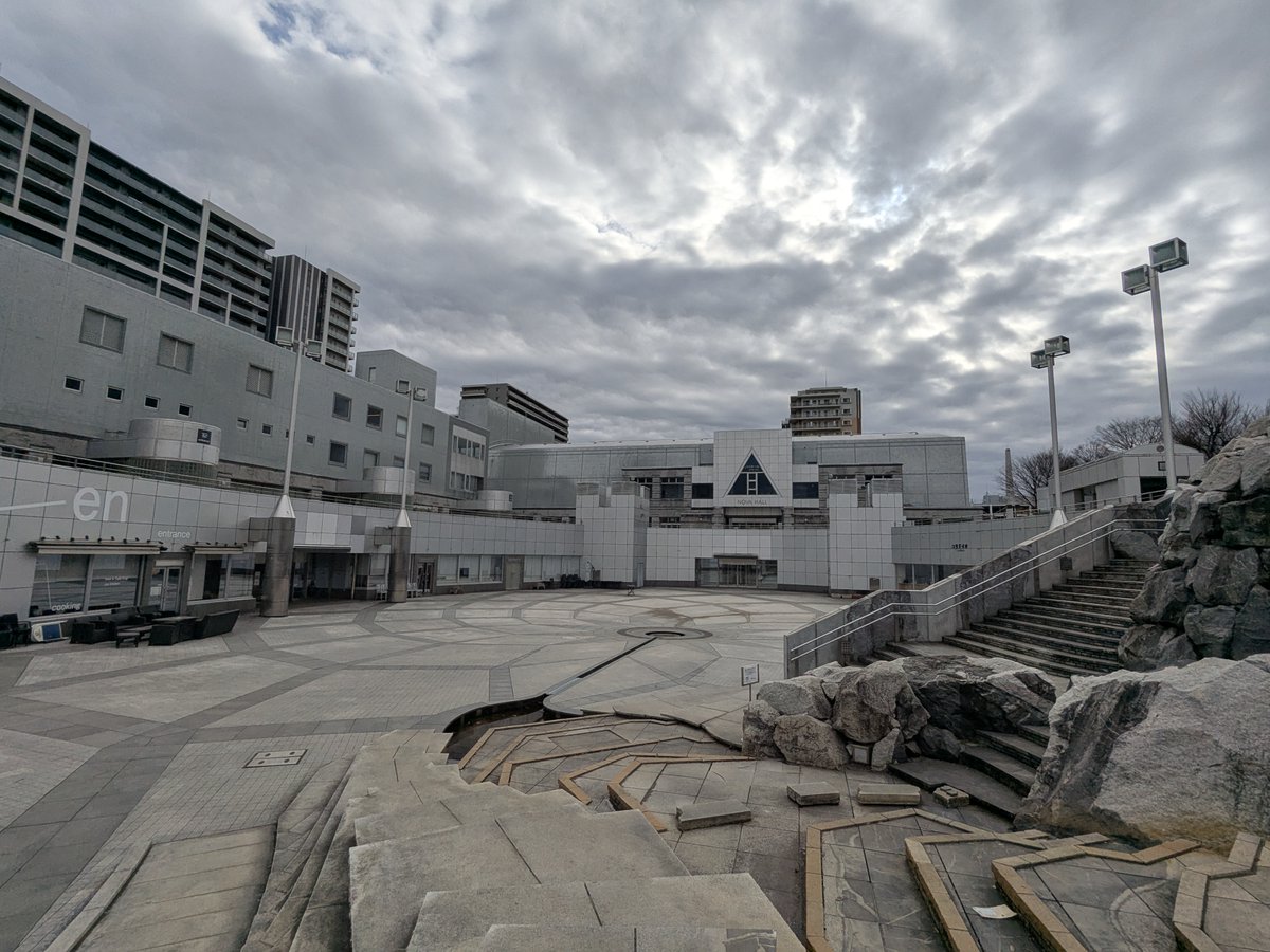 この場所、何か見覚えないですか？？
・・・そう！特撮で良く使われている場所です！
茨城県には特撮で使われている場所が沢山あるので特撮好きにはたまりませんよ！！(*'ω'*)
＃つくばセンター　#映像制作 　＃ボーダーレス