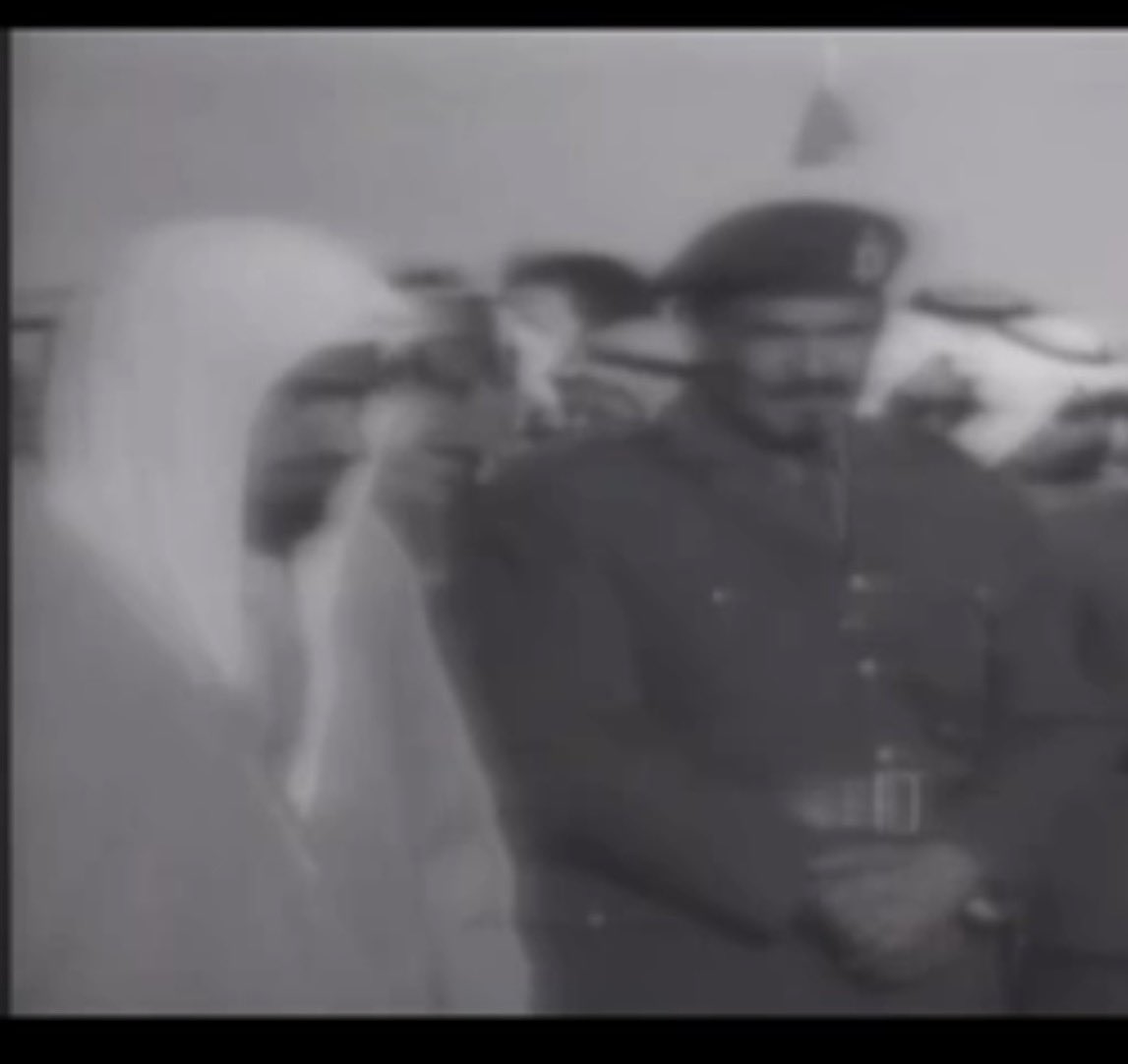 رجلٌ امتزج فيه طيب النفس وسمو الأخلاق.  وتجلّى في هيبته ووقاره الذي يُلهم الناس الاحترام. كلماته دائمًا محل  التقدير.
 وذكراه باقية في القلوب عميقة وراسخة.
تحمل معاني العز والمجد.

"مهما تحدثت فلن يوفي الكلام فِعله اللذي لايُنسى"
-رحم الله- جدي الشيخ عيسى بن سعود آل علي.