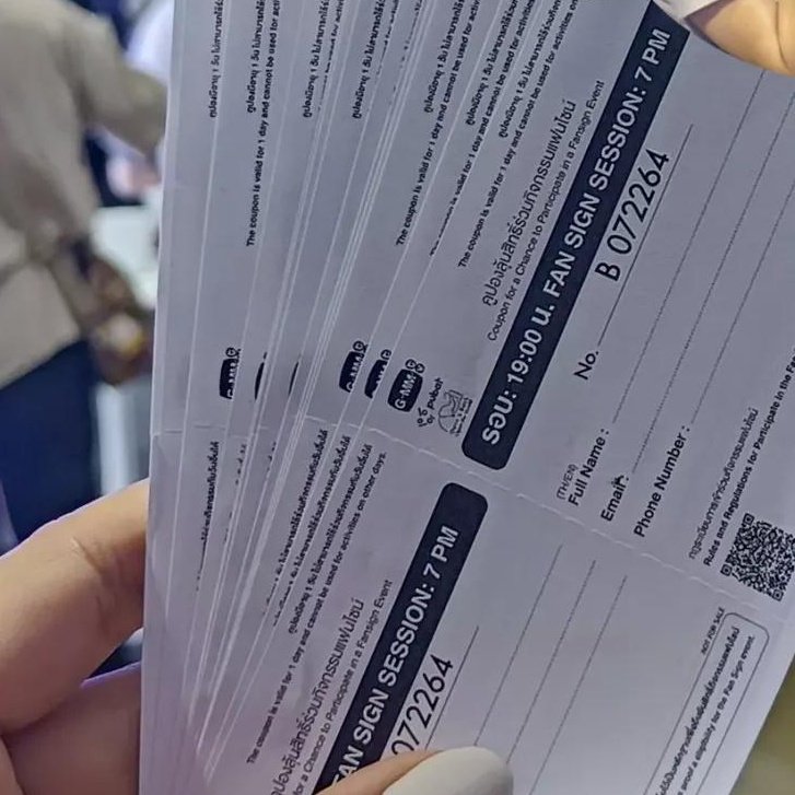 ว่าด้วยเรื่องฟคบุ๋นเปรมประเสริฐ นี่ของยืนยันอีกเสียงว่าจริง เคยไปงานไซน์ละมีน้องคนนึงมายืมปากกา สักพักน้องวิ่งมาถามว่าพี่มาหาใครคะ เราก็บอกจกวค่ะ น้องหายไปแล้วเดินกลับมาพร้อมคูปอง 10 ใบ แล้วบอกว่าหนูให้พี่ค่ะหนูมาซื้อของบุ๋นเปรมแต่ไม่ว่างอยู่ไซน์ ขอให้พี่โชคดีนะคะ ฉันอึ้งเลยล่ะ🥹