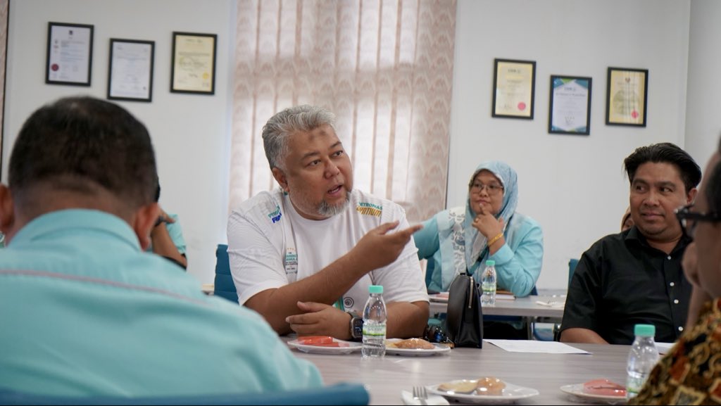 RafikRajis's tweet image. 26 Januari 2026 - Sesi perbincangan bersama Pengerang Biorefinery Sdn. Bhd. berkaitan program akreditasi sebagai penekanan terhadap pengukuhan tadbir urus, pematuhan standard industri serta pengurusan pekerja asing dalam sektor pembinaan.

#PengerangBiorefinery #PhoenixProject