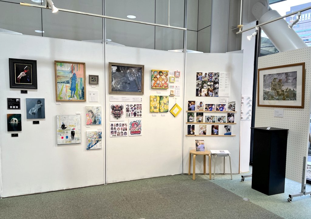 ODC_ILL's tweet photo. 昨日より1Fパワーズギャラリーにて
【先生展】がスタート👏
イラストレーション学科講師のなちょ（@Almacan_I）先生主催で、様々な学科の先生方が参加！普段見る機会のない学科の先生方の作品が盛り沢山で展示されています🌟ぜひご覧ください☺️🎵
#大阪デザイナー・アカデミー
#イラストレーション学科 https://t.co/rh2zqhLZKW