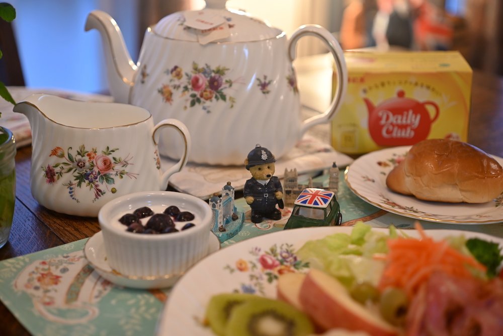 kjtutom's tweet photo. 今朝の紅茶
ティーバッグは
＃日東紅茶 
＃DailyClub
パッケージは変われども
昭和世代の懐かしさ漂う味
ミルクティーに🌿
ああ〜
美味しい 😋
Micro-NIKKOR-PAuto 55mm F2.8
NikonZ5
#ミントン #マーロウ #イギリス
#茶香連 #おうちカフェ #木漏れ日のお茶会 #紅茶 #TEA https://t.co/IXuuFEy2Lb
