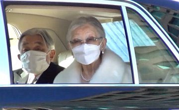 peach2881362821's tweet photo. 一般参賀の後の車で真っ白な毛皮を見せびらかされたのには呆れたわ 予算がいくらでも使える  世界的に毛皮はやめようとなっている時代に、
ミテコは毛皮着けてニコニコしていて、

こりゃだめだと思ったわ
971はじめ日本のマスゴミは、
あれはまずいと思わなかったんだろうかと

Girls Channel https://t.co/xEDTNAOpqh