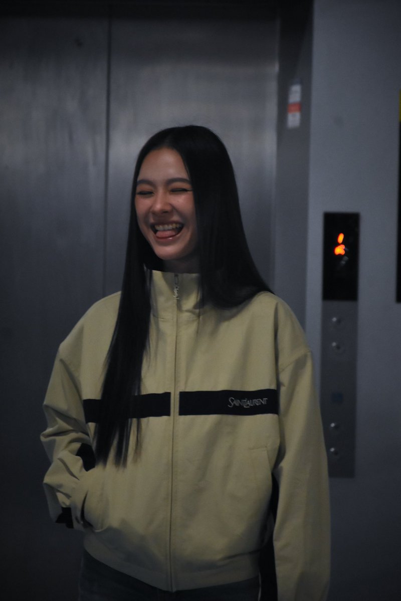 bodyguardchuu's tweet image. YOUR WISH IS OUR COMMAND PRINCESS, HERE IS YOUR PHI LOOKING GOOD AF AT THE AIRPORT 🙂‍↕️

BA MILK FLY WITH YSL 
#YSLxMilkPansa