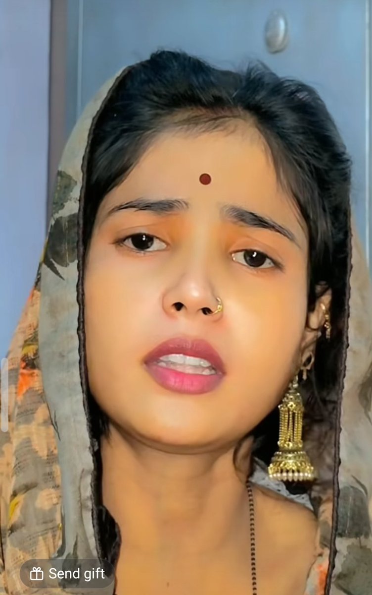 हमारे देश में सोशल मीडिया पर अश्लीलता भरे कंटेंट मिलते हैं लेकिन ऐसे कंटेंट के बीच कुछ अच्छे क्रिएटर भी हैं ।।

जो अपनी आवाज और कल के द्वारा लोगों को प्रभावित करते हैं ;

 लेकिन दूसरी तरफ अपने काबिलियत और लिहाजा में रहकर भी एक अच्छा कंटेंट बना है जा सकता है

जहां पर लोग अश्लील