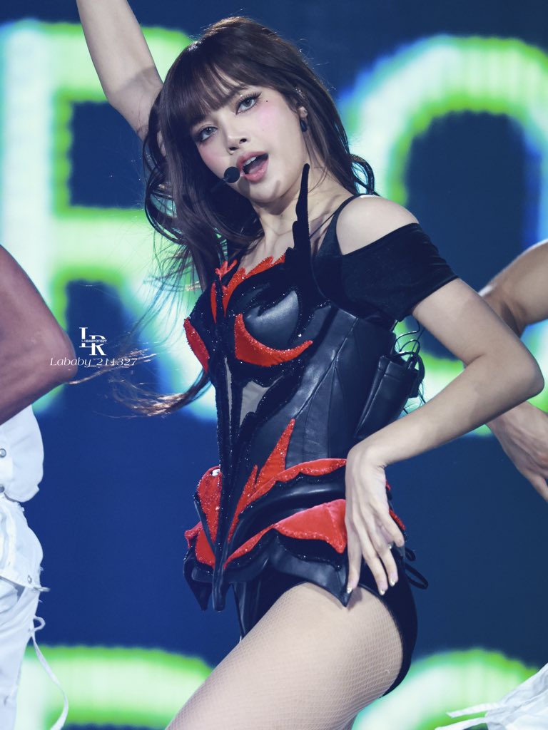 ［DEADLINE] HONG KONG DAY3🇭🇰 
END of deadline 🐥

오늘 블랙핑크 공연 마지막 날인데... 같이 좋은 시간 많이 보내고... 오늘을 마치면서 눈물이 멈추지 않고 당신들 덕분에 이렇게 아름다운 20대 인생 투 어를 하면서 많은 다양한 친구들을 만났고 너무너무 사랑해요 블랙핑크 오래 오래