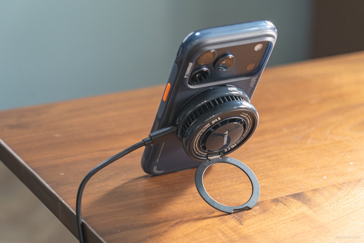 indoorheart's tweet image. 冷却できるMagSafe充電器(25W)、TORRAS Ostand PolarCircleを提供いただきました。

ペルチェ素子とファンですごい冷える。ゲームする人以外でも夏とかに活躍しそう。夏が楽しみ。
25Wで充電スピードも速い。

↓記事に10%オフクーポンもあります。
indoorheart.com/torras-ostand-…

提供: #TORRAS #PR