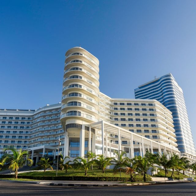 MinturCuba's tweet photo. Confort, diseño y una ubicación estratégica frente a la playa. 

El Gran Muthu Habana es la opción perfecta para tu próximo viaje. Descubre su arquitectura moderna y reserva tu estancia inolvidable.

#CubaUnica #CubaTravel #LaHabanaTravel https://t.co/9CoHVSFUtr