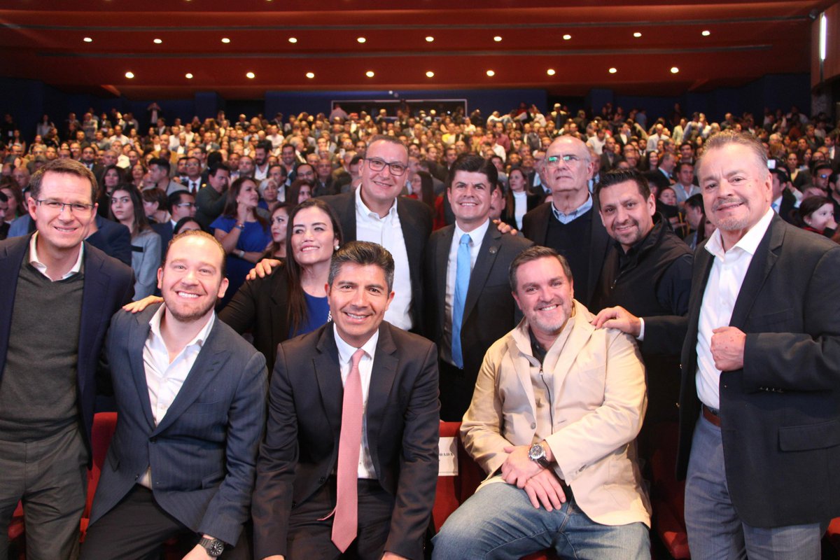 Felicidades senador Toño Martín del Campo  por tu informe de actividades.
Tu trabajo refleja compromiso, constancia y una visión clara para seguir construyendo un mejor Aguascalientes y un mejor país.
¡Enhorabuena por lo logrado y por todo lo que viene!
#SiEsPosible