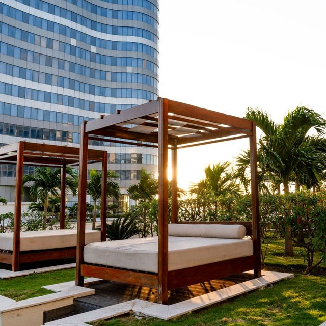 MinturCuba's tweet photo. Confort, diseño y una ubicación estratégica frente a la playa. 

El Gran Muthu Habana es la opción perfecta para tu próximo viaje. Descubre su arquitectura moderna y reserva tu estancia inolvidable.

#CubaUnica #CubaTravel #LaHabanaTravel https://t.co/9CoHVSFUtr