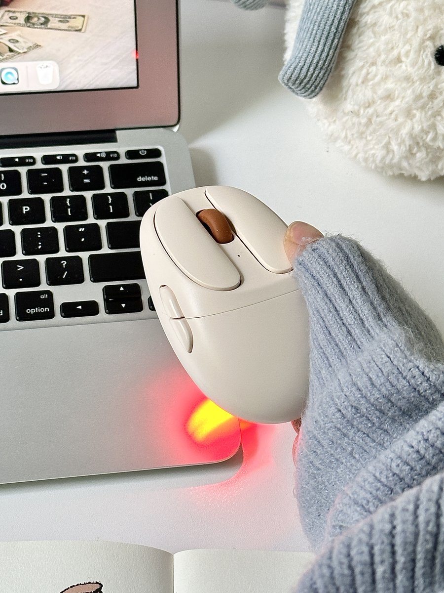 Dareu_Global's tweet photo. What’s the best thing on a warm winter day? ❄️☀️
Staying curled up in bed, turning on my favorite show, and controlling everything with the DAREU × CUTIEQ Z15 wireless mouse.
When I get tired, I just drift naturally into sleep…
#DAREU #CUTIEQ #CozyDay #WinterVibes https://t.co/8qBcsvp6oa