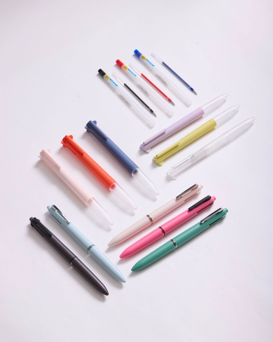 #スタイルフィット が
新しい選択肢を追加してリニューアル🍃

「ホルダー」と「リフィル」を自由に
組み合わせてオリジナルの1本を。

本日より発売です！

↓詳しくはこちらからチェック🌼
lnky.jp/uTLaEpP

ぜひリプライで気になるカラーを教えてください💭

#uniの新商品