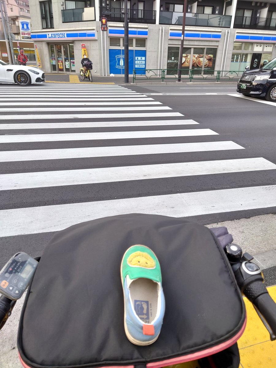 ぽつんと道路に落ちてる片方だけの小さな靴。独身時代見掛けても気にした事なかったけど当事者になるとホント大変😢今回2回目。出発地まで戻りながら探す行為はもちろんこの生産性の無い時間たるや(笑)子育てと音楽は似てる気がする。どこを巻いてどこで使うか、の選択肢が無数で難しい。