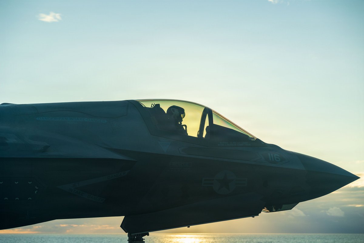 PacificMarines's tweet photo. #PacificMarines assigned to @11thmeu conduct flight deck operations from @uss_boxer and @LSD45 in the Pacific Ocean, Jan. 24, 2026.
📷: Sgt. Trent A. Henry and Lance Cpl. Nicole Stuart | @USMC
@INDOPACOM @US3rdFleet
#Osprey #F35B #CH53E https://t.co/SPeUcoCxT2