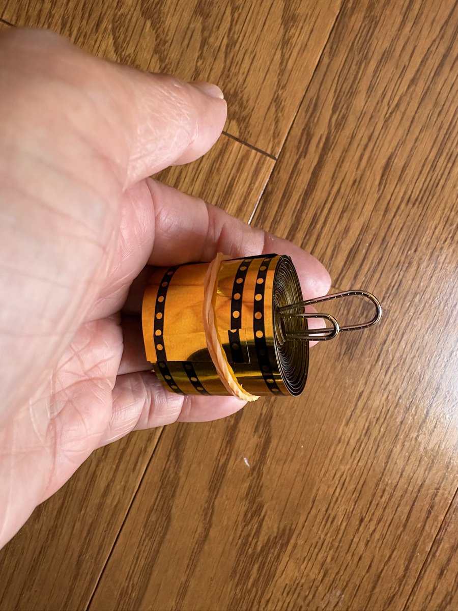 突然ですが、私が考えたライブで手に入れた金テの保存法を紹介。
テープの真ん中に大きなクリップをつけて、くるくるまとめる。最後にゴムで止めて保存。
ライブ行く時はクリップとゴム持参だよ！