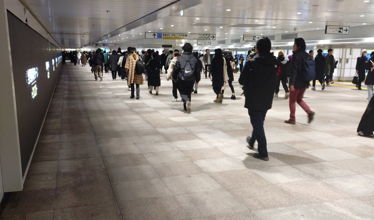 新宿駅の自由通路のおかげで、西口から反対側の新宿三丁目駅まで天候に関係なく歩けます。逆に東口から西口先の都庁前駅までもOK。動く歩道もあるし