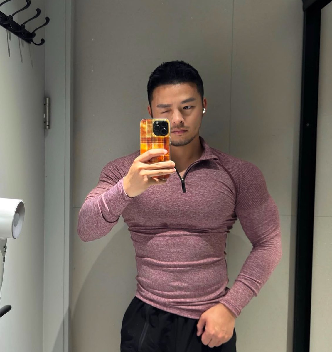 服を着替えて、食事の準備をする。