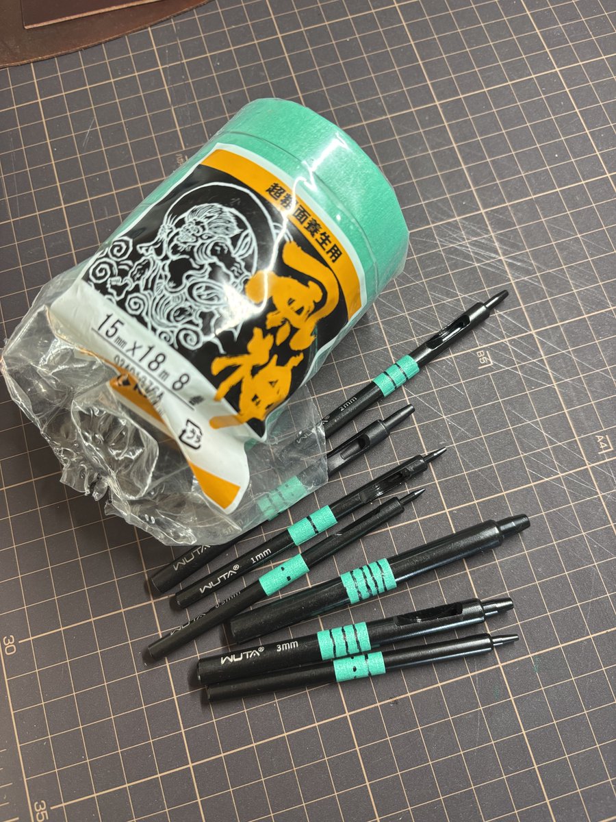 大した知識じゃないが披露しておこう

ポンチにマステ巻いて線で太さを示しておくとわかり易くて便利だ
1.5mmなら実線１本と点線１本
因みに風神というマステはメチャ強力
#ポンチ
