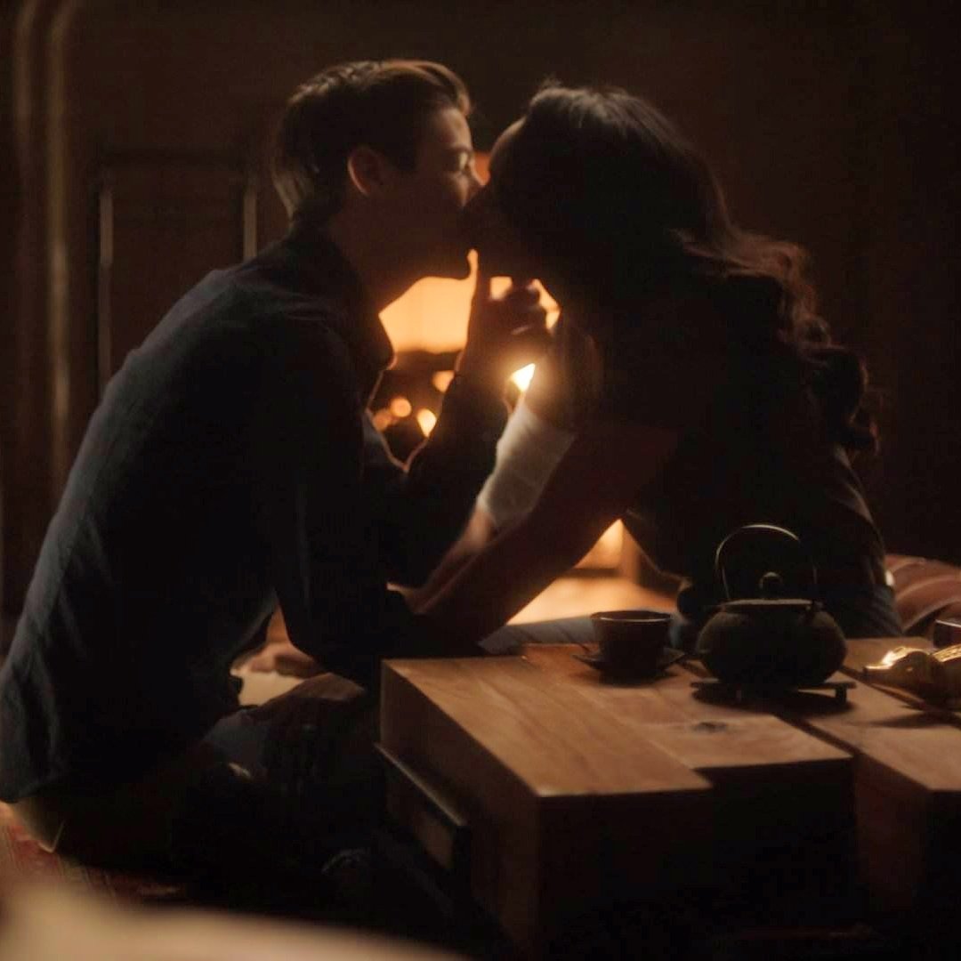 a Iris com a mão na coxa do Barry
o Barry segurando o queixo da Iris delicadamente e puxando ela para um beijo 
Eles sentadinhos no chão perto da lareira 

>🏠<
