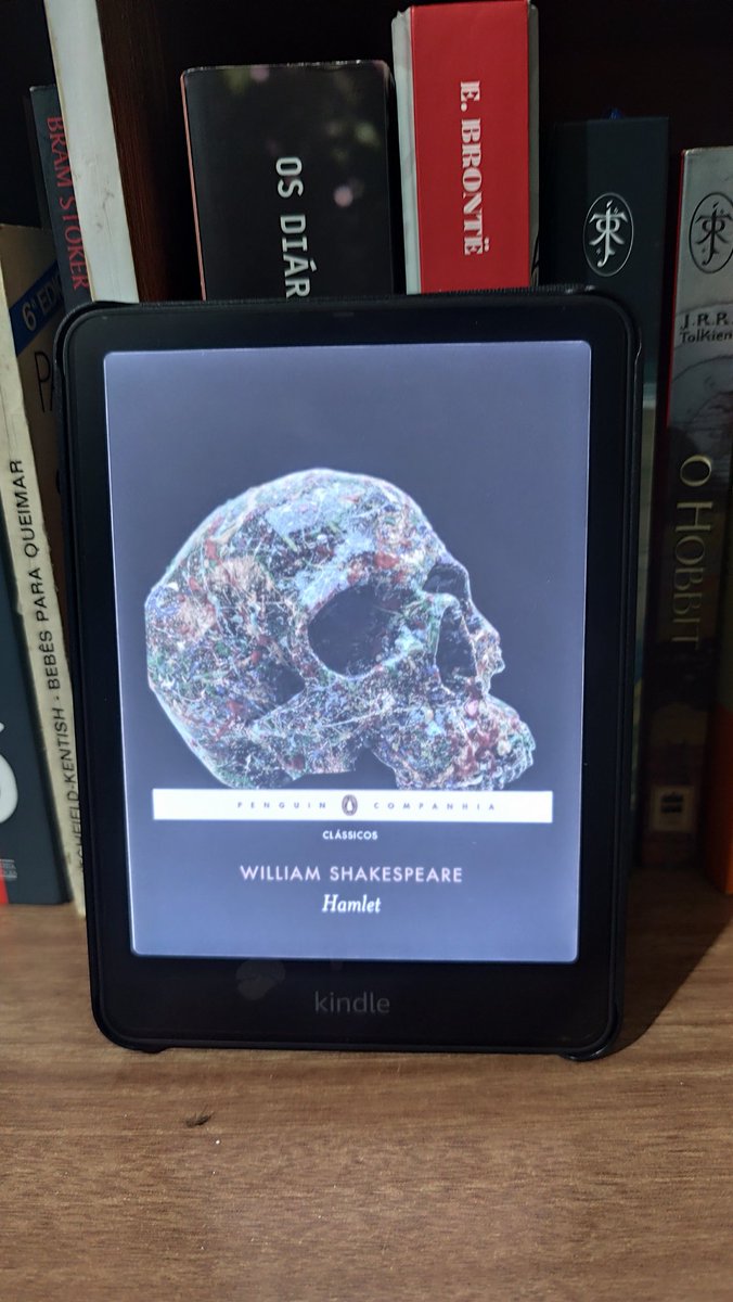 phantom404null's tweet image. leitura atual. faz anos que queria ler Hamlet e só enrolava