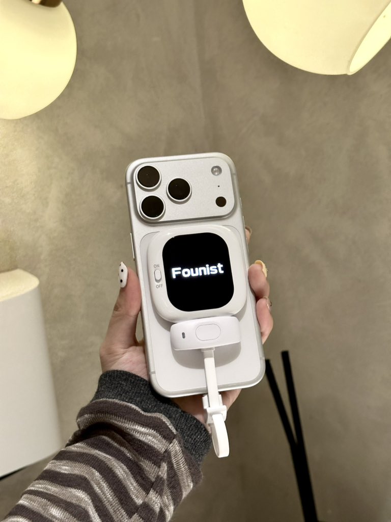 Founist_Europe's tweet image. Rear camera selfies don’t have to be complicated.
With a small selfie monitor, framing just feels right.
Press, check, and capture the moment ✨

#RearCamera 
#SelfieMonitor 
#VlogSetup 
#ContentCreator 
#MobileFilmmaking 
#founist