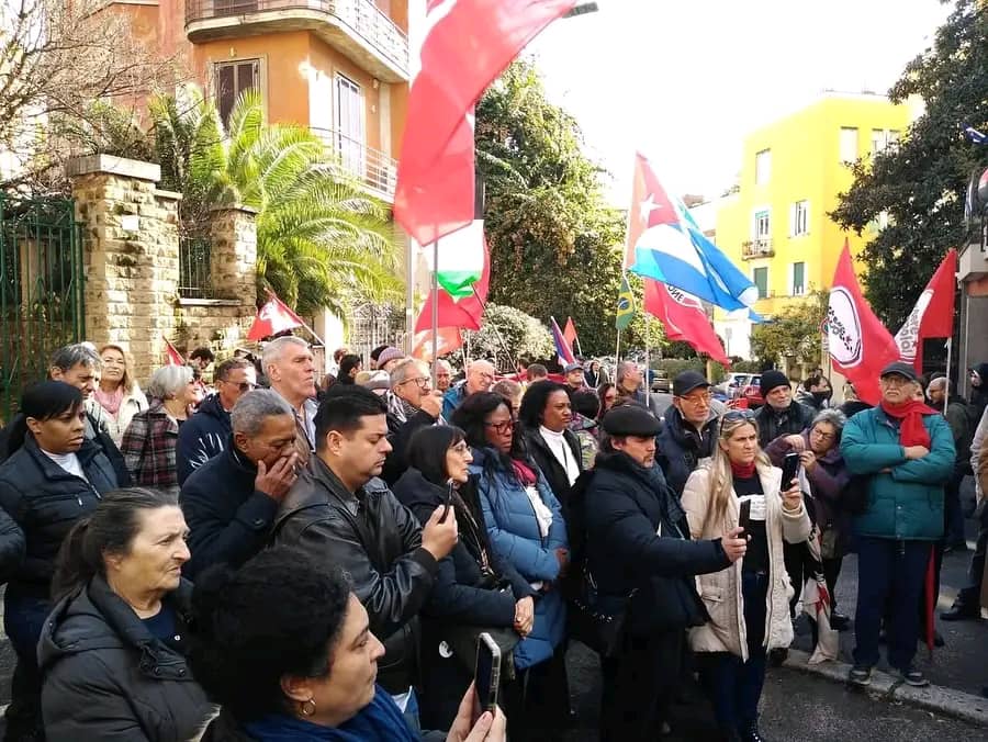 BrunoRguezP's tweet photo. Este fin de semana, en más de una docena de naciones, se expresó el firme rechazo global a la política de hostilidad, bloqueo y amenazas de agresión de EEUU contra Cuba. 

Nuestros compatriotas residentes en el exterior y amigos de la solidaridad protagonizaron demostraciones de apoyo inquebrantable a la soberanía y la dignidad de la Revolución Cubana.

Estos actos confirman que la política hostil de EEUU está cada vez más aislada.

Agradecemos este respaldo, que fortalece nuestra lucha por la justicia y la paz mundial.

#TumbaElBloqueo
#JuntosXCuba
