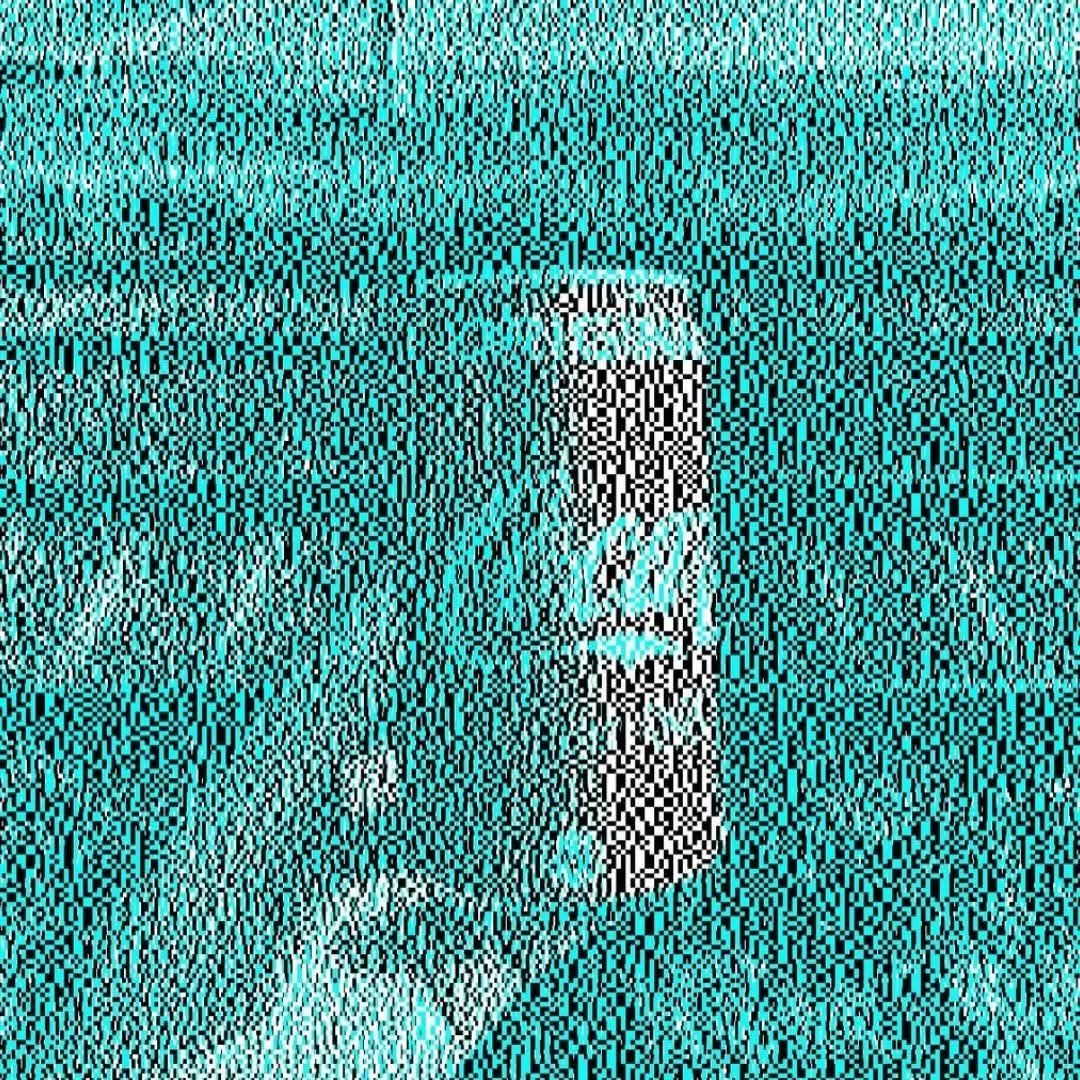 leonunvinci's tweet photo. Aşağıdaki görselde kola kutusunun kırmızısını gördünüz değil mi?

Hayır aslında görmediniz.

Uyduruyorsunuz?

Uyduruyorsunuz derken tabii ki bunu bilinçli olarak yapmıyorsunuz.

Beyniniz uyduruyor.

Aşağıdaki görselde kırmızı renk bulunmuyor, bu beyninizin bir uydurması.

Bu görsel tamamen mavi, siyah ve beyaz pikseller kullanarak üretilmiş.

Bu durum beynimizdeki görsel işleme sisteminin renkleri izole olarak okumamasından kaynaklanıyormuş.

Önce kontrast, gölgeleme, tanıdık desenler birleştiriliyor ve beyin, kalan bilgileri dolduruyormuş.

Sonrasında uygun ışık ve gölge koşulları oluştuğunda, beyin otomatik olarak görseli, görmeyi beklediği görsele dönüştürüyor.

Diğer bir tabirle, başta söylediğim gibi kırmızıyı görmüyorsunuz. Çünkü o renk ekranınızda değil. Beyniniz bu şekilde uyduruyor.

İlginç değil mi?

Eğer şu ana kadar görseli yakınlaştırıp dediklerimi kontrol etmediyseniz şimdi kontrol edebilir ve kırmızı gördüğünüz rengin olması gereken yerde 1 pikselcik bile olmadığını fark ederek benim gibi şaşırabilirsiniz.