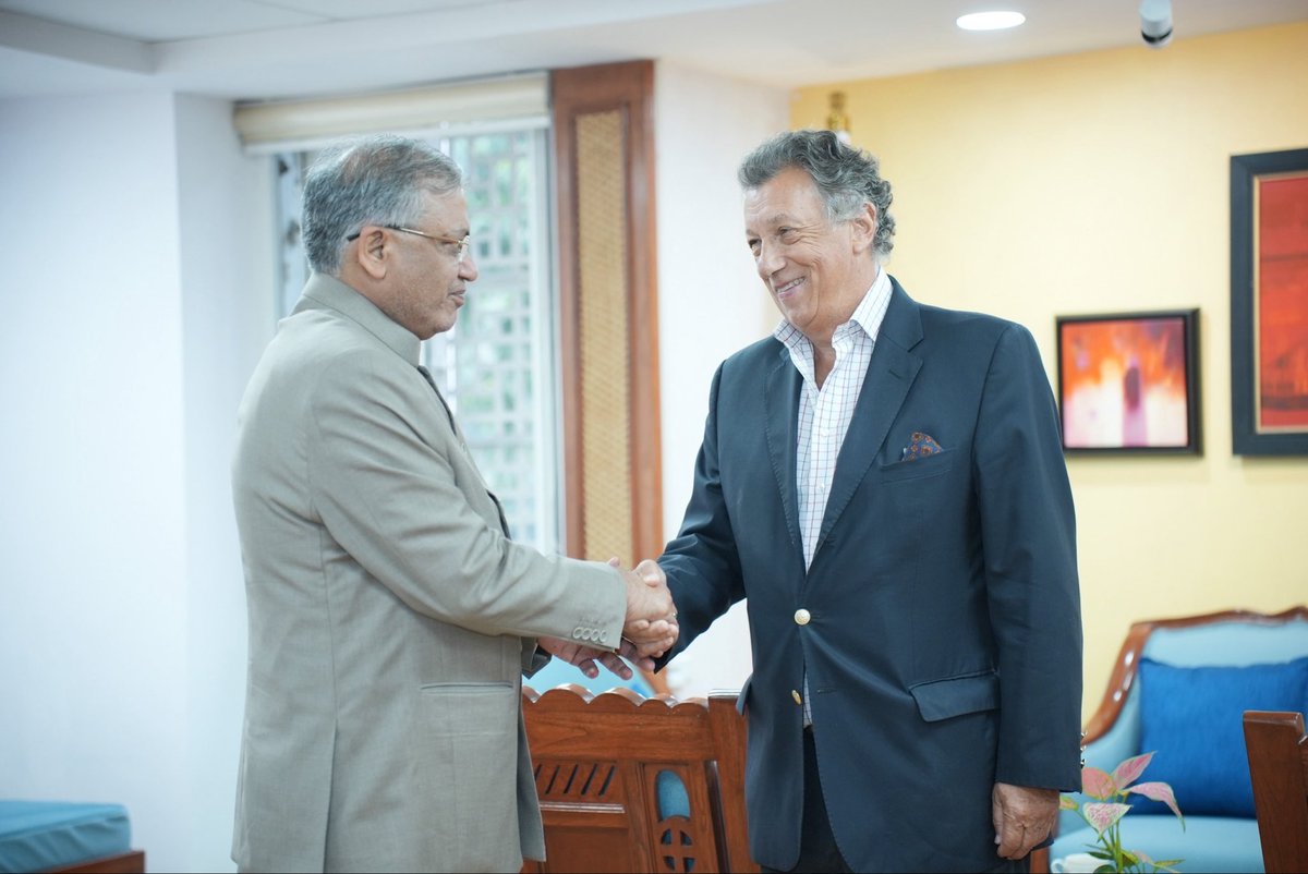 भारत के मुख्य चुनाव आयुक्त और इंटरनेशनल IDEA के चेयरपर्सन, श्री ज्ञानेश कुमार ने आज नई दिल्ली के निर्वाचन सदन में अर्जेंटीना के नेशनल इलेक्टोरल चैंबर के प्रेसिडेंट, महामहिम डॉ. अल्बर्टो रिकार्डो डल्ला वाया से मुलाकात की।
<a href="/ECISVEEP/">Election Commission of India</a> <a href="/IIIDEM_Official/">IIIDEM Official</a> @iicdem26