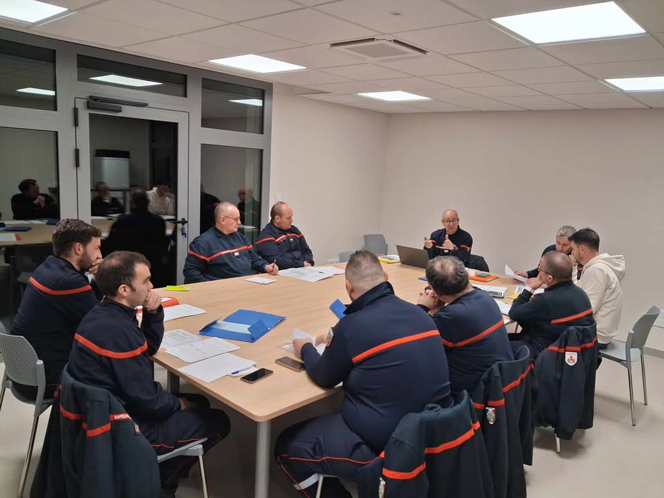 SDISduCantal's tweet photo. 🚒 CIS Anglards-de-Salers
1ère réunion des centres de secours de la compagnie de Mauriac dans le nouveau CIS pour planifier les rondes DECI, essentielles à la sécurité incendie du territoire.
#SDIS15 #PompiersDuCantal #DECI #SécuritéCivile https://t.co/jEYbqsmXCN