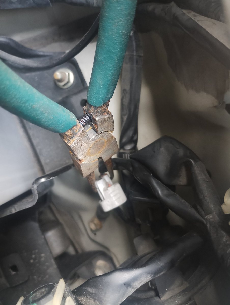 cise79's tweet image. うち着て早々車幅灯切れやがって
ソケット長すぎてコネクタ毎外れないし、コネクタ固着で外れんしで…

コイツもわからせが必要と見た