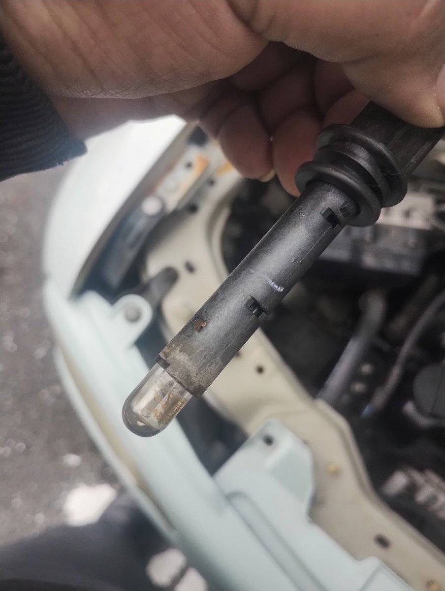 cise79's tweet image. うち着て早々車幅灯切れやがって
ソケット長すぎてコネクタ毎外れないし、コネクタ固着で外れんしで…

コイツもわからせが必要と見た