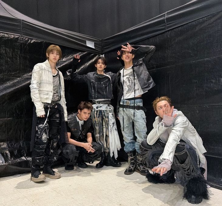 Jamfriesholic's tweet image. RT deal for #CORTIS #코르티스
HMA ROOKIE OF THE YEAR Round 2 

🎟1000  Whosfan votes+ 1000💙 on Fancast

Rules:
-Rt &amp;amp; like this tweet
-Follow @cortisonair 
-Rt &amp;amp; like @cortisonair 📌 tweet 
-350 proofs min.

⏰️24 hours