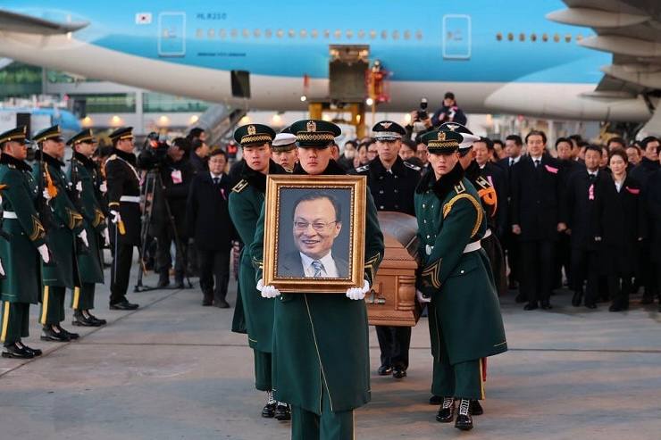 oopa1203's tweet image. 솔직히 나라에 해악만 끼친 사람을
이렇게까지 우상화하는건 미친짓 같아요..
안그런가요?