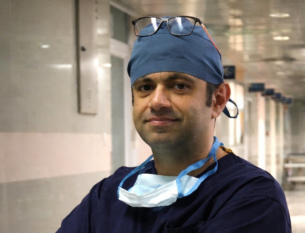 Dr. Alireza Golchini, ein Chirurg aus Qazvin im Iran 🇮🇷, wurde zum Tode verurteilt.

Sein „Verbrechen“: Er hat verletzte revolutionäre Iraner behandelt.

Vielen iranischen Ärzten widerfährt derzeit dasselbe Schicksal.

Es ist Zeit zum Handeln. Jetzt! 🚨

#IranMassacre