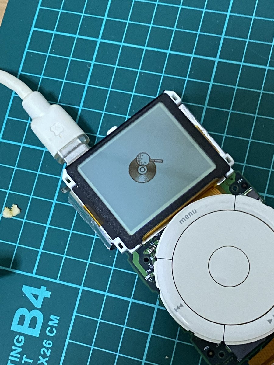 so502iwn発売の約1年後、初代iPod登場。メカホイールがたまりません😉