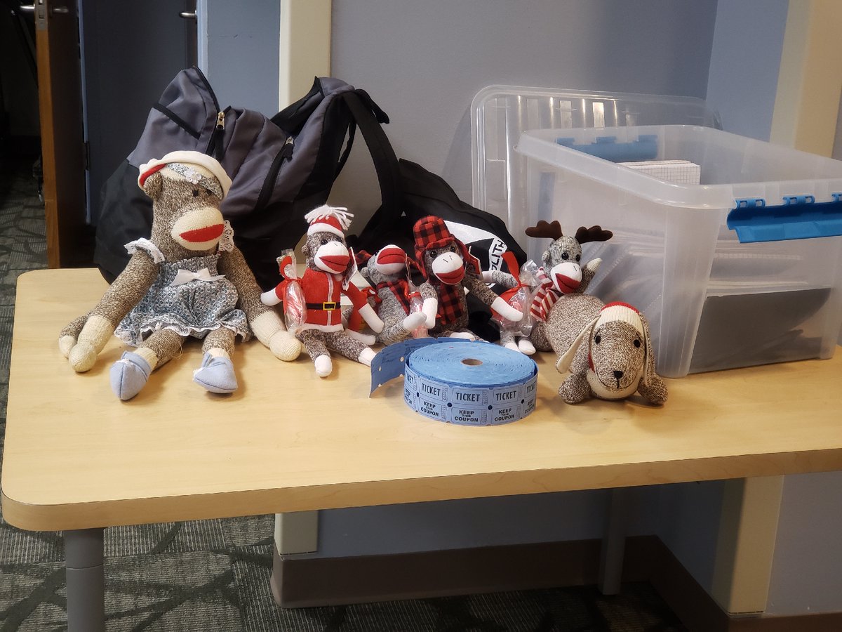 PCWriter2's tweet image. It's been a bit busy around here, but I finally had time to post about our 2025 Winter Potluck and Blind Book Exchange. Please check out the post for more info, a shared recipe, and the date of our 1st quarter Potluck and Social! writinginpierce.blogspot.com/2026/01/2025-w…  
#PCSockmonkeyWriters