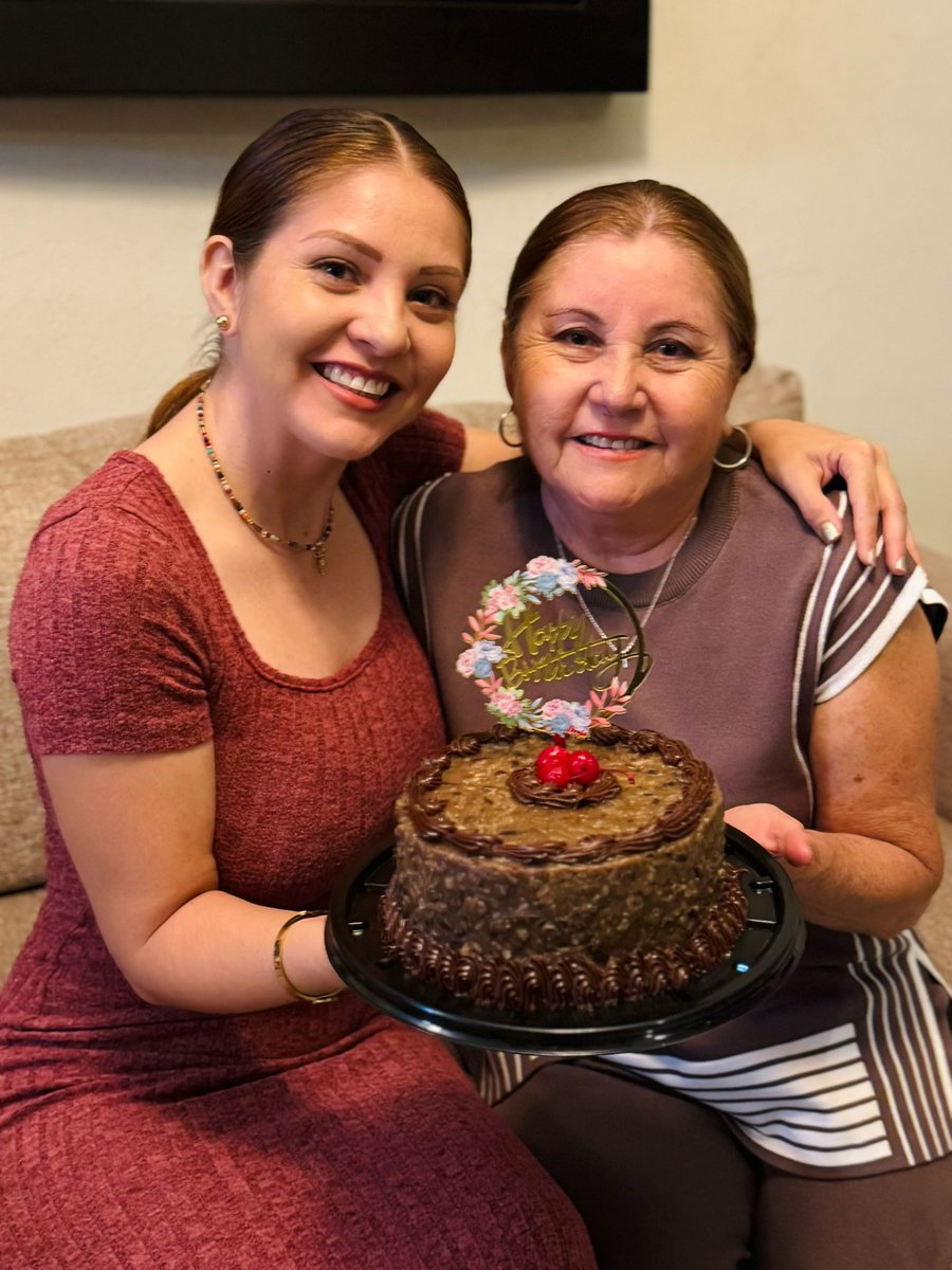 SeleneCarrillo_'s tweet photo. Le pido a Dios que mi madre sea eterna ❤️💐 https://t.co/Wm8uY7slgm