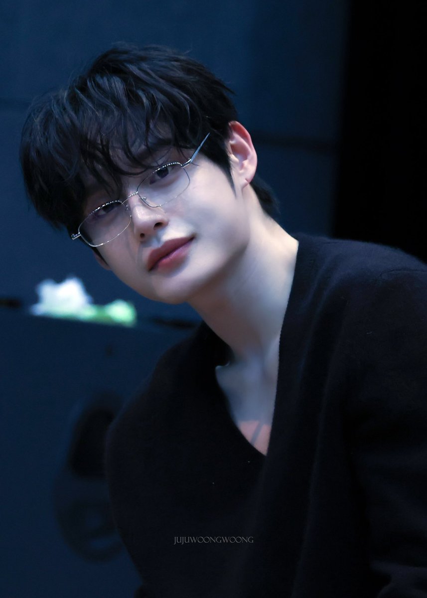 Jiwoong act as handsome villain psycho doctor 🔜