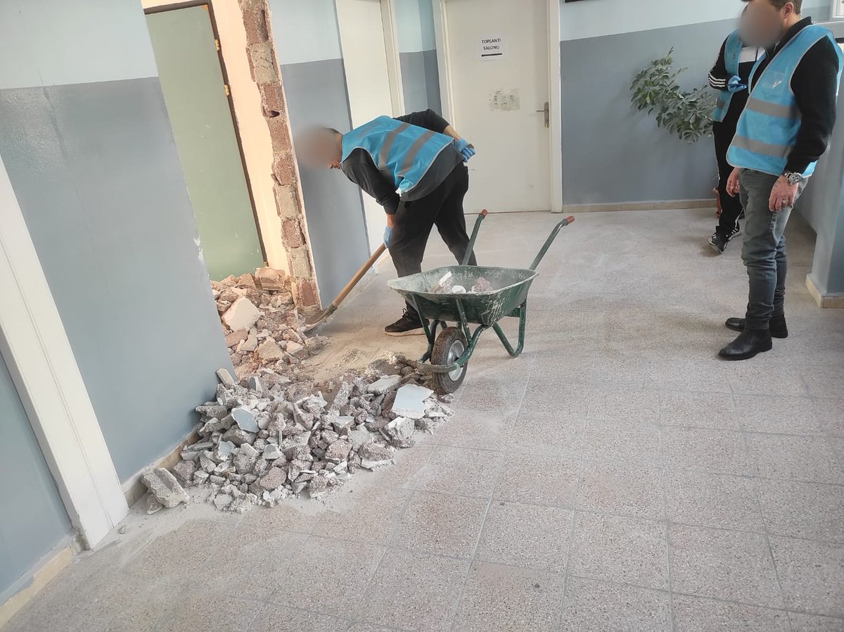 Dönem tatilinde yükümlülerin okullardaki kamu yararına çalışmaları devam ediyor.Bu hafta Odunpazarı İsmet İnönü İlkokulunda okulun tüm alanlarının temizliği, tadilat işleri yapılıyor. Çalışmalar okullar açılmadan tamamlanacaktır
<a href="/eskvaliligi/">T.C. Eskişehir Valiliği</a>
#EskişehirCBS
eskisehirdsm.adalet.gov.tr/ismet-inonu-il…