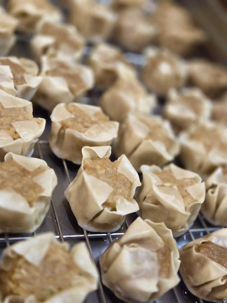 今日の #こどしょくのこんだて は！
・親子丼
・しゅうまい
・白菜のサラダ
・油揚げのお味噌汁

です☺️