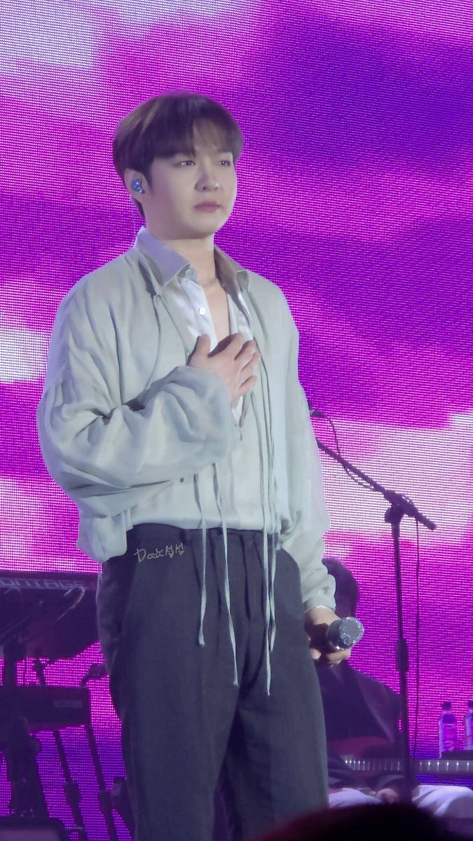 26.01.25 #수원콘
당신이 단추 푸셨구요
깜박하고 그냥 수구렸다가 놀래서
이런 표정 나오면 반칙이십니다
#이창섭 #LEECHANGSUB 
#이별_이_별 #ENDAND #짱친