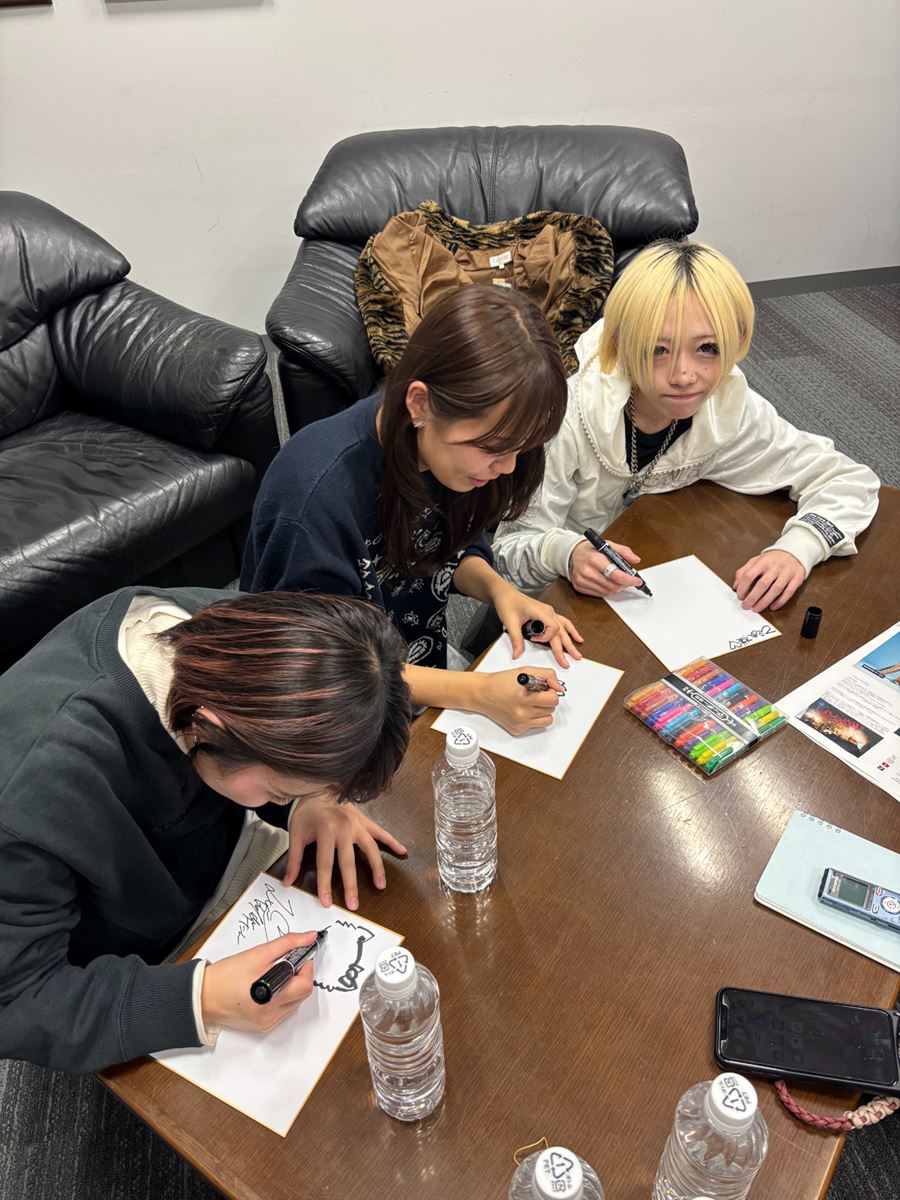 ＼✨🎁プレゼント🎁✨／
#つきみ サイン色紙3名さまに！！

応募方法📮
・ぴあ音楽編集部（<a href="/OngakuPia/">ぴあ 音楽編集部</a>）をフォロー 
・こちらの投稿をリポスト
・〆切り：2026年2月11日(水・祝) 23:59まで

インタビューはこちら📝
lp.p.pia.jp/article/news/4…