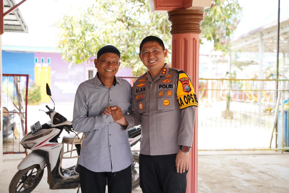 Dalam rangka memperkuat sinergitas antara kepolisian dan tokoh agama, Kapolres Tapanuli Tengah (Tapteng), AKBP M. Alan Haikel, S.K.M., S.I.K., M.I.K., melakukan kunjungan silaturahmi ke kediaman Ketua Majelis Ulama Indonesia (MUI) Kabupaten Tapanuli Tengah
humas.polri.go.id/news/detail/22…