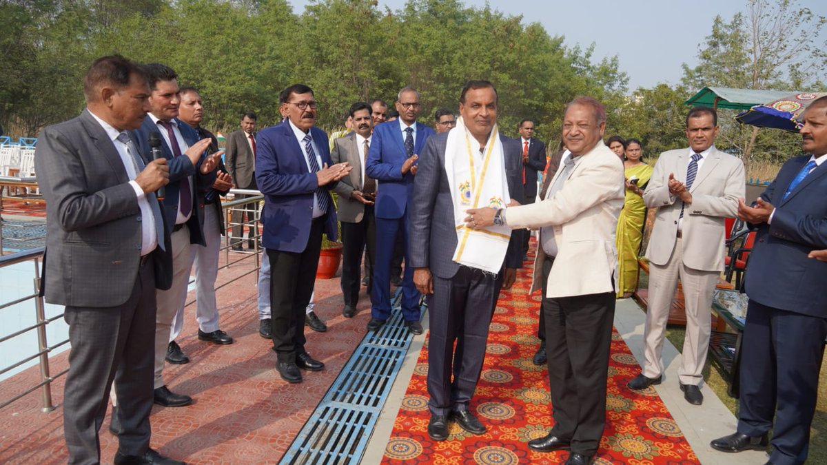 आज दिनांक 26/01/2026 को ग्रुप केंद्र अमेठी में श्री मदन कुमार (उप महानिरीक्षक) महोदय द्वारा गणतंत्र दिवस अवसर पर क्वार्टर गार्ड पर राष्ट्रीय ध्वज फहराया व सभी अधिकारियों और जवानों को सम्बोधित किये। तथा निरीक्षक शैलेंद्र कुमार (SM) को प्रसन्सा पत्र देकर सम्मानित किये।