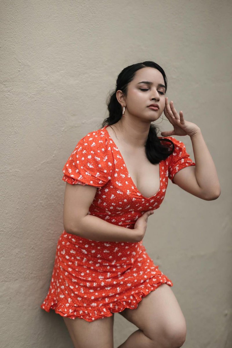 Keerthi560221's tweet photo. Photo-ku pose kudukka thaan theriyum, nalla caption poda theriyaathu... Yaaraachum nalla caption suggest pannunga paapom! 👇"
#EngagementBoost #ViralPost #AskYourAudience #TamilInfluencer #RedVibes #ChennaiDiaries #TrendingThreads #SocialMediaGrowth https://t.co/PWEOsaIMRn