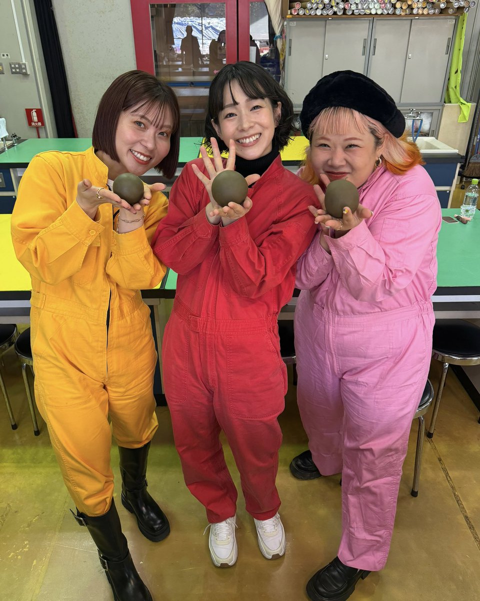 h__uki's tweet photo. \\\ 爆美女って言わせたい！👩🏻❤️‍🔥 ///
さかっちさん・穴井と3人で “光るどろだんご” 作りに挑戦 ✊🏻ˊ˗
1週間愛情たっぷり育てたどろだんごは果たして本当に光るのか…？🔮
師匠による順位発表で1位の座を獲得したのは誰なのか？🥇
ぜひ、今日のよかばんもご覧ください📹◎ https://t.co/UiO6vBHyn8